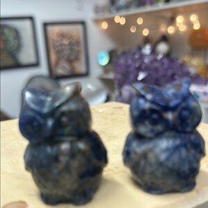 Sodalite owl figurine, UV reactive small amount of UV reaction